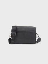 Off The Pitch Saviano Messenger Bag | Black