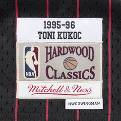 Mitchell & Ness Men NBA Chicago Bulls Swingman Jersey Toni Kukoč Black '95-96 SJY18082CBU95TK